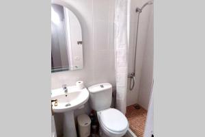 een badkamer met een wit toilet en een wastafel bij Efigenia playa/mar 2 in Valle Gran Rey +11 foto's