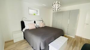 A bed or beds in a room at Moderne Wohnung im Rhein-Main-Gebiet