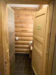 a bathroom with a wooden door in a room at Lengalm Hütten I & II mit Sauna in Lengdorf