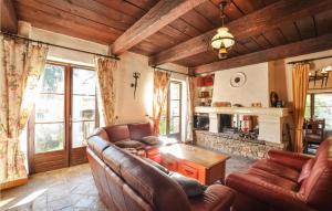 O zonă de relaxare la Amazing Home In La Roquette Sur Siagne With Wifi