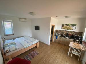 Postel nebo postele na pokoji v ubytování Apartmány Přítluky + 37 fotografií