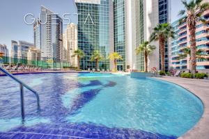 Bazén v ubytování The Waves by DAMAC, Dubai Marina nebo v jeho okolí