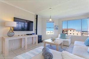 Μια τηλεόραση ή/και κέντρο ψυχαγωγίας στο Hermanus Beach Club - 106 - Apartment with a view