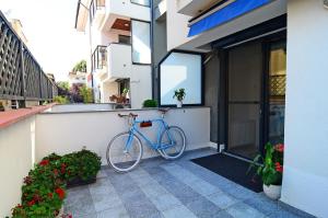 una bicicletta blu parcheggiata accanto a un edificio di Luxury apartment by the park / Arch of Triumph a Bucarest