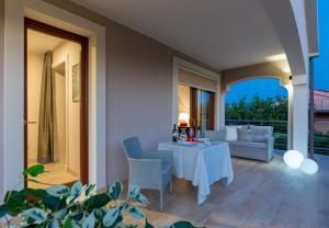 sala de estar con mesa blanca y sillas en relaxing holiday in Sardinia - Matafaluga apartment, en Capitana