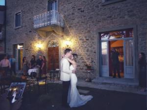 una sposa e uno sposo che ballano al ricevimento di nozze di Villa Il Palazzo a Cortona