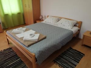 a bedroom with a bed with two towels on it at Stela Et Luna in Veliko Gradište +18 photos