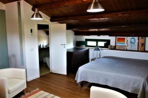 - une chambre avec un lit et une chambre avec une salle de bains dans l'établissement Dimora di Campagna con vista mare, à Menfi