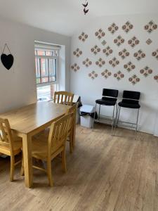 uma sala de jantar com uma mesa de madeira e cadeiras em Stylish Dublin Apartments em Dublin