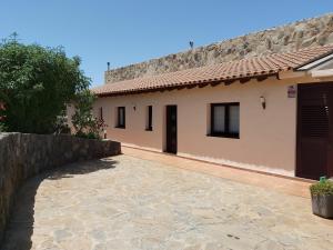 une maison avec une allée en pierre en face de celle-ci dans l'établissement Casa El Peral, à Puntagorda