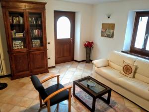 a living room with a couch and a table at LA DOLCE VITA in Clastra
