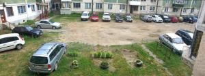 Un tas de voitures garées dans un parking dans l'établissement Orhidea Apartman, à Gheorgheni