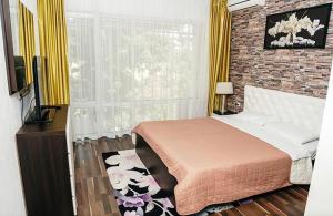 1 dormitorio con cama y ventana en Apartments Georg-Grad, en Odessa