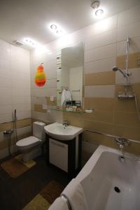 ein Badezimmer mit einem Waschbecken, einem WC und einer Badewanne in der Unterkunft Apartments Georg-Grad in Odessa