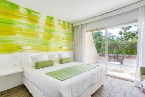 Säng eller sängar i ett rum på Hotel Restaurant La Vague de Saint Paul