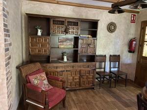 Habitación con bar con sillas y mesa. en Casa Rural El Molino en Gavilanes
