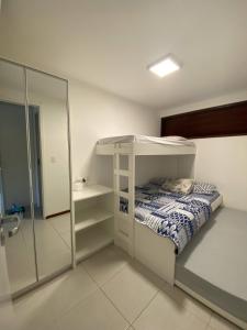um quarto com um beliche e uma cabina de duche ao nível do chão em Flat no Nannai Residence - Muro Alto - Porto de Galinhas em Porto de Galinhas