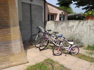 um grupo de bicicletas estacionadas ao lado de uma casa em Lavanda em Torre del Lago Puccini