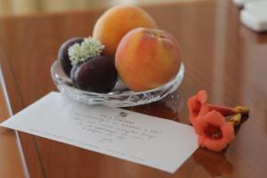 un bol de fruta sentado en una mesa con una nota en Vila Tartini, en Strunjan