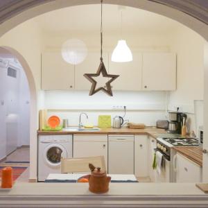 una cucina con una stella appesa al soffitto di Vince apartman a Pécs