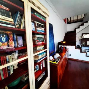 アヴェイロにあるAveiro center cozy Apartmentの本棚付きの部屋