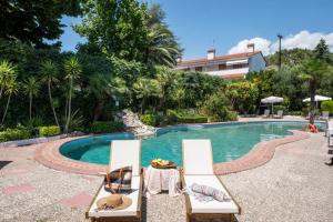 Aristides Hotel في فوركا: مسبح مع كرسيين وطاولة