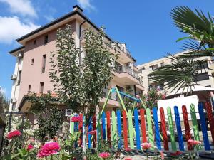 La Mer Apartments في تساريفو: سور مع ألواح ركوب الأمواج ملونة أمام المبنى