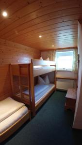 Katil dua tingkat atau katil-katil dua tingkat dalam bilik di Landhaus Vötter