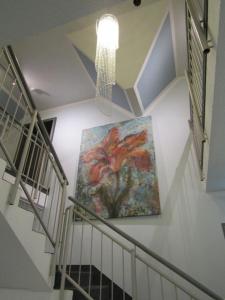 ein Gemälde, das an einer Wand neben einer Treppe hängt in der Unterkunft Art-Hotel Erlangen in Erlangen