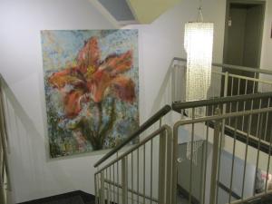 ein Bild einer Blume an einer Wand neben einer Treppe in der Unterkunft Art-Hotel Erlangen in Erlangen