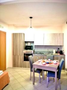 cocina con mesa y sillas en L’Arca - Bed & Breakfast in Lucera Centro en Lucera