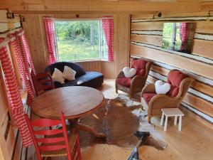 uma sala de estar com mesa e cadeiras em Tiny House Het Reebokje em Vriescheloo
