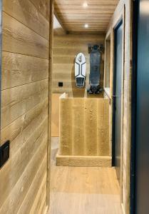 una habitación con una sauna con una cámara en la pared en duplex en plein centre d'Auron déco chalet cosy, en Saint-Étienne-de-Tinée