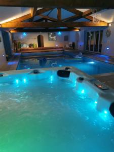 Swimming pool sa o malapit sa Couples Country Escape includes Private Indoor Pool and Hot tub in North Wales