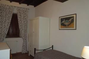 1 dormitorio con 1 cama y armario en Appartamento Medievale San Pellegrino, en Viterbo