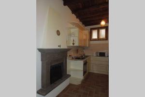 cocina con chimenea y fogones en Appartamento Medievale San Pellegrino, en Viterbo
