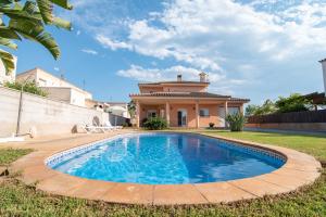 eine Villa mit einem Swimmingpool vor einem Haus in der Unterkunft Villa Javi in Riumar