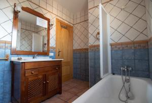 ein Badezimmer mit Badewanne und Waschbecken in der Unterkunft Villa Javi in Riumar