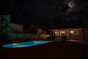 Der Swimmingpool an oder in der Nähe von Villa Javi
