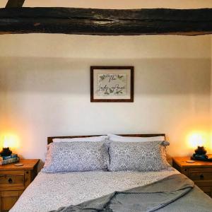 Een bed of bedden in een kamer bij The Garsdale Bed & Breakfast - Goats and Oats at Garsdale