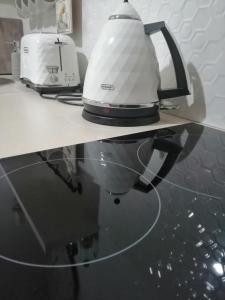 a tea kettle and toaster sitting on top of a counter at Apartament Rondo in Trzebinia