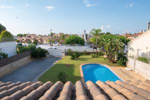 einen Blick auf den Hinterhof eines Hauses mit Pool in der Unterkunft Villa Javi in Riumar