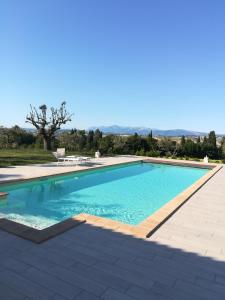 una gran piscina de agua azul en Il Roccolo Di Valcerasa, en Treia