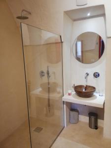 W łazience znajduje się umywalka i przeszklony prysznic. w obiekcie Nel cuore di Ostuni w mieście Ostuni