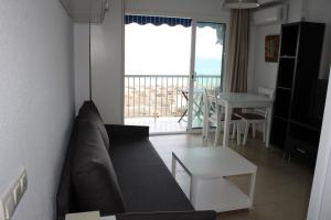 sala de estar con sofá y mesa en Frente al mar, en Fuengirola