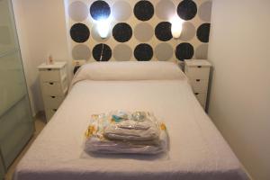 una habitación con una cama con una bolsa de plástico. en Frente al mar, en Fuengirola