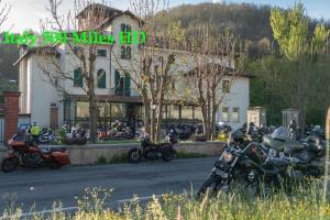 un grupo de motocicletas estacionadas frente a un edificio en Albergo Ristorante Turchino en Campo Ligure