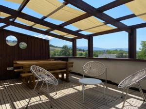 un patio con mesa y sillas en una terraza en Luxury loft casentino en Bibbiena