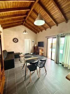a living room with a table and chairs at LA ERA 2 in Cotillo