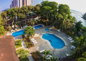 una vista aérea de un complejo con piscina y palmeras en Centro Vacacional Bancosta, en Jacó